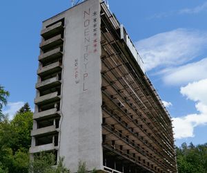 Kiedyś leczono tu hutników, dziś potężne sanatorium z PRL-u stoi opuszczone na zboczu góry