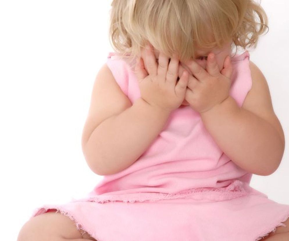 Czasem dziewczynka potrzebuje pomocy ginekologa na długo przed pierwszą miesiączką - bywa, że już kilkumiesięczne niemowlęta muszą zostać zbadane przez lekarza tej specjalności. Jakie dolegliwości powinny skłonić cię do wizyty z dzieckiem u ginekologa? Jak przebiega wizyta u ginekologa dziecięcego? Jak przygotować do niej dziecko, by poradziło sobie ze stresem przed wizytą?