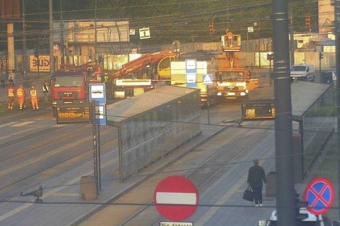 Poranny paraliż w centrum Łodzi. Wykolejony tramwaj zablokował ruch wokół dworca Fabrycznego
