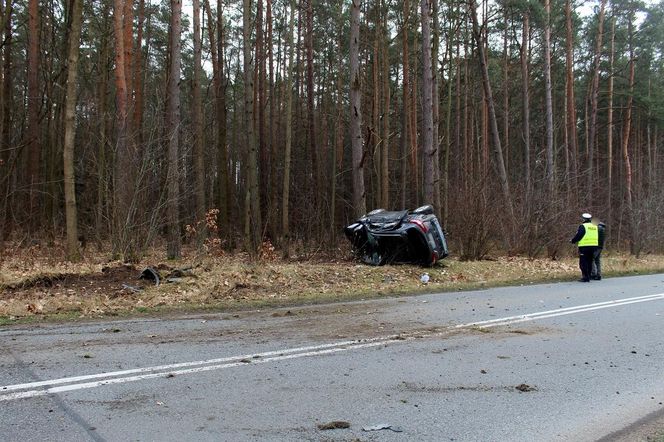 Demolka na skrzyżowaniu pod Świeciem! 45-latka zlekceważyła znak STOP i wjechał prosto w auto