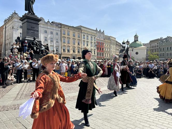 "Polonez wiosenny" na Rynku Głównym w Krakowie