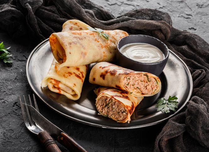 Naleśniki z mięsem z rosołu: przepis na sprytne danie obiadowe