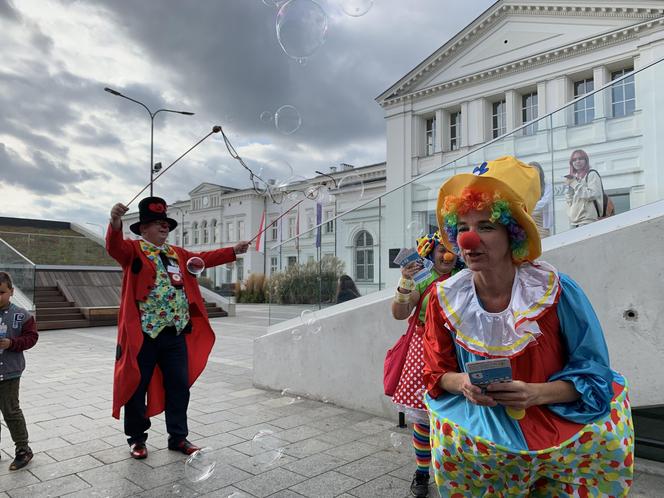 Dr Clown zaraża śmiechem w Światowym Dniu Uśmiechu