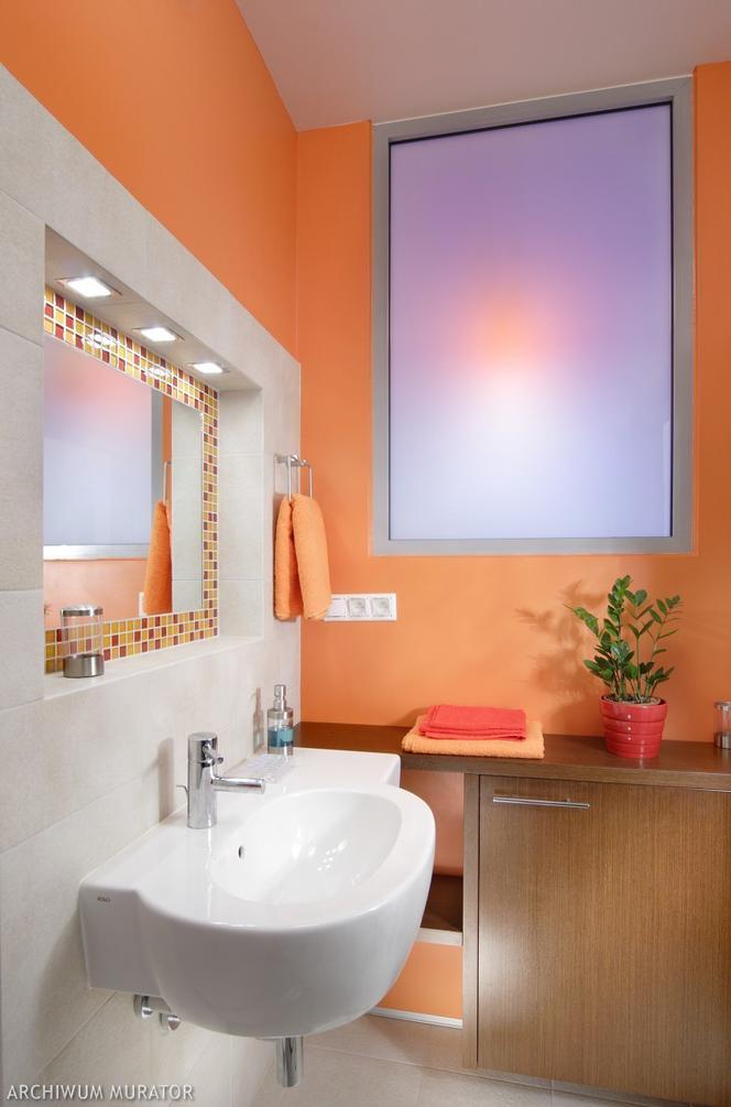 łazienka pomarańczowo-biała