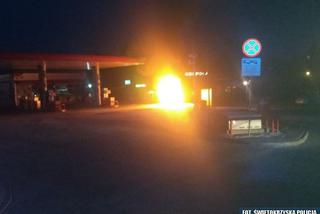 Auto stanęło w PŁOMIENIACH na stacji paliw! Błyskawiczna reakcja pasażerów pozwoliła uniknąć tragedii