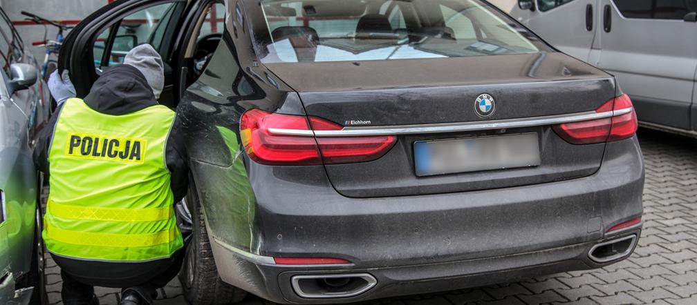 Naćpany i poszukiwany uciekał policji kradzionym drogim BMW