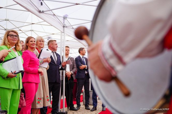 Marta Nawrocka w różu zachwyca na dożynkach! Wiemy, kto wygrał konkurs na najpiękniejszy wieniec