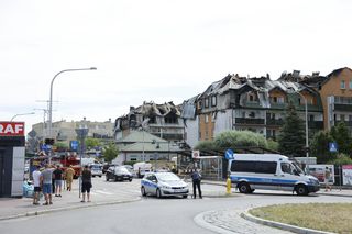 Blok przy ul. Powstańców w Ząbkach po pożarze