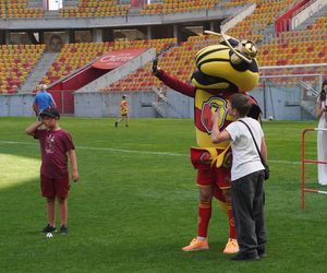 Pożegnianie Murawy na Chorten Arenie. Jagiellonia Białystok rozdaje boisko swoim kibicom
