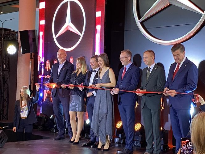 Przyszłość motoryzacji w zasięgu ręki – najnowocześniejszy salon Duda-Cars pod Lesznem już otwarty!