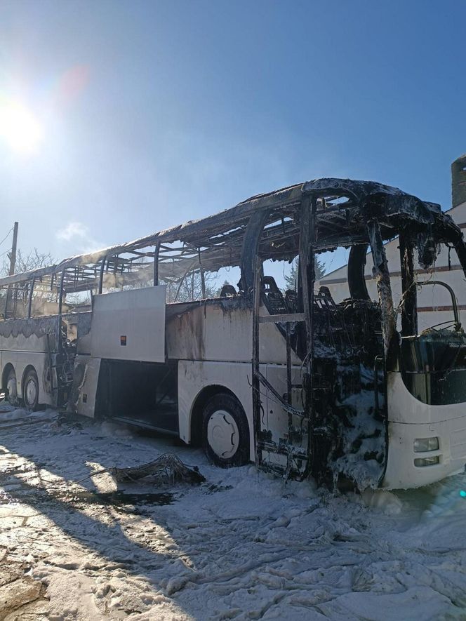  Konstantynów Łódzki. Pożar dwóch autokarów doprowadził do kłębów dymu nad miastem [ZDJĘCIA]