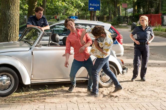 M jak miłość odc. 1393. Robert Wroński (Filip Gurłacz), mąż Weroniki (Przemysław Furdak), Sonia (Barbara Wypych), Janek (Tomas Kollarik)