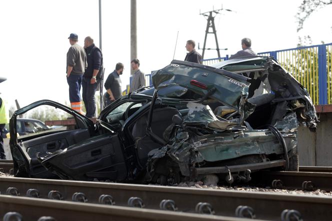 Janówek: Pociąg uderzył w auto pod Nowym Dworem Mazowieckim. Stały pociągi z Warszawy do Gdańska ZDJĘCIA