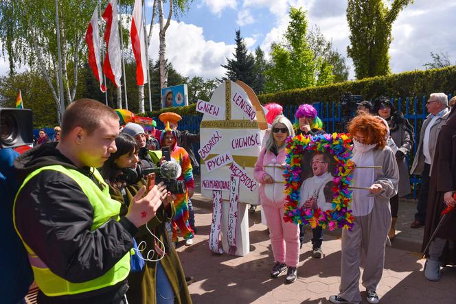 Happening pt. "Na drugi koniec tęczy z Ojcem Tadeuszem. Chryja 2"