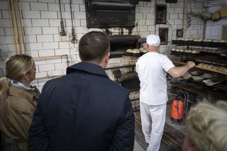 Rafał Trzaskowski odwiedził piekarnię  w Myśliborzu. 