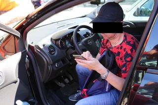 Emeryci zatrzymali pijanego kierowcę przy ul. Królewskiej. Obok startowała policyjna pielgrzymka