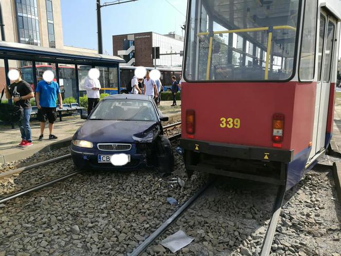 Wypadek na rondzie Jagiellonów w Bydgoszczy. Ruch tramwajów wstrzymany! [ZDJĘCIA]