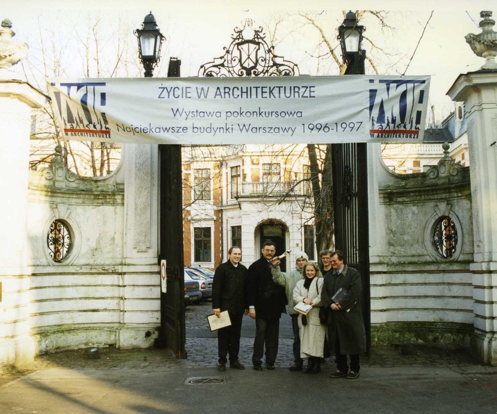 ŻYCIE W ARCHITEKTURZE, wejście do pawilonu SARP w Warszawie, od lewej zwycięzcy w kategorii najlepszy budynek użyteczności publicznej, architekci Grzegorz Stiasny i Jakub Wacławek