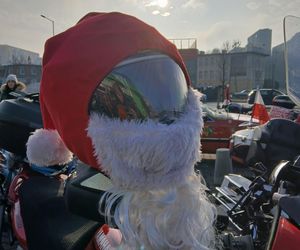 Mikołaje na motocyklach z warkotem przejechali przez miasto. Pognali do chorych dzieci!