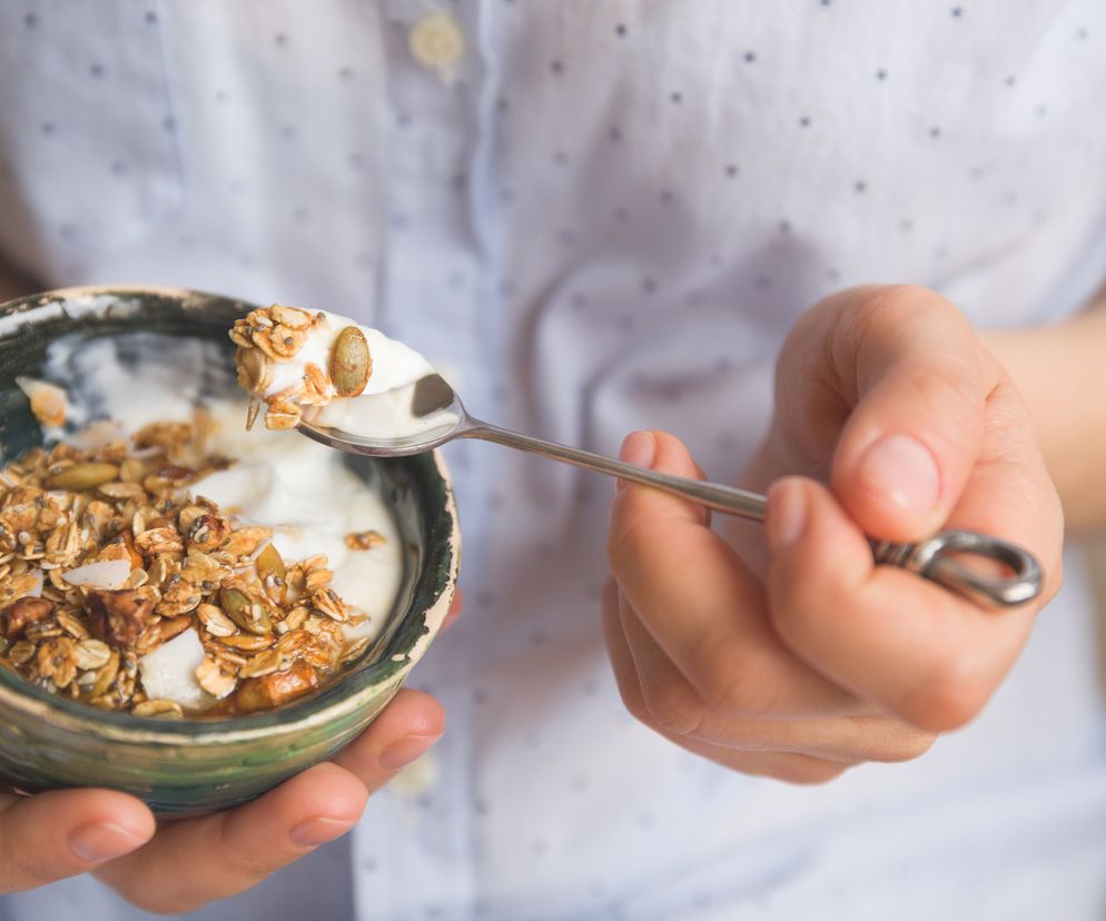 Zbliżenie na miskę owsianki. Jakie jest twoje dzienne zapotrzebowanie kaloryczne?