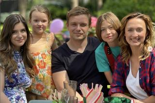 Barwy szczęścia po wakacjach 2023. Hubert (Marek Molak), Asia (Anna Gzyra), Emil (Artem Malashchuk), Marysia (Nina Szumowska), Agata (Natalia Zambrzycka)