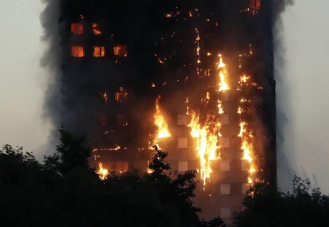 Pożar bloku mieszkalnego w Londynie