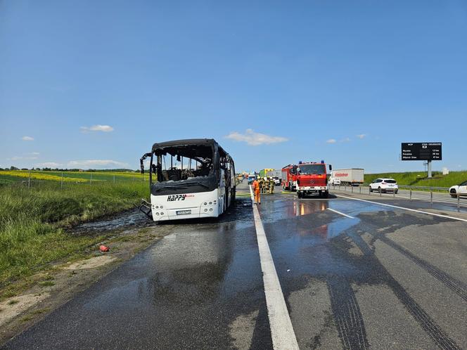 Pożar autokaru z wycieczką szkolną na A4. Cztery osoby trafiły do szpitala 