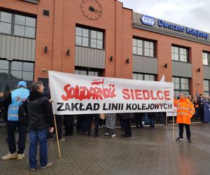 Pracownicy Zakładu Linii Kolejowych pikietowali w Siedlcach! Poparli ich siedleccy radni