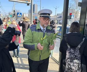 Dzień Kobiet 2024. MPK Poznań rozdał 1,5 tys. tulipanów swoim pasażerkom