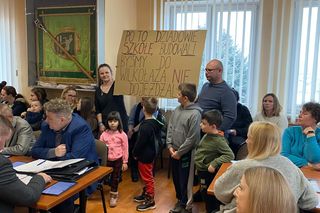 Mieszkańcy protestowali na sesji Rady Gminy Wilkołaz przeciwko likwidacji SP w Marianówce