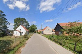   To jedno z nielicznych takich miejsc na Mazurach. Drewniany kościółek z XVII wieku robi wrażenie!