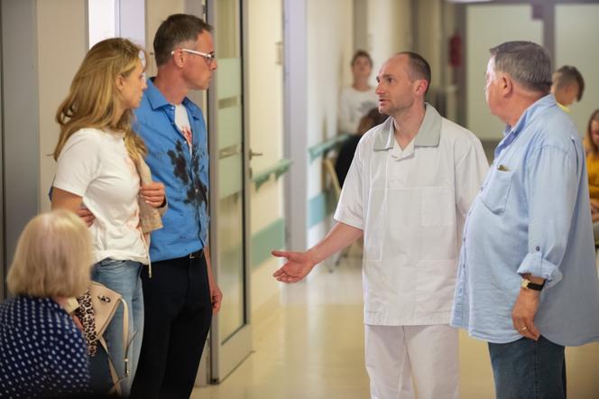 Na Wspólnej odc. 3121. Monika (Sylwia Gliwa), Damian (Waldemar Błaszczyk), Maria (Bożena Dykiel), Włodek Zięba (Mieczysław Hryniewicz)