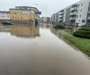 Śledztwo ws. przerwania wałów w Jeleniej Górze. Ktoś użył do tego koparki