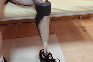 Lekarze, którzy stworzyli najnowocześniejsza proteze dla motocyklisty z urwana nogą