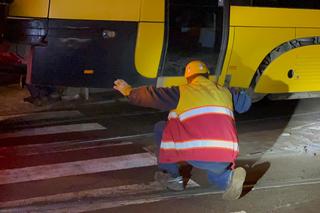 Wykolejenie tramwaju w Warszawie. Pojazd wjechał na przystanek i skasował barierki