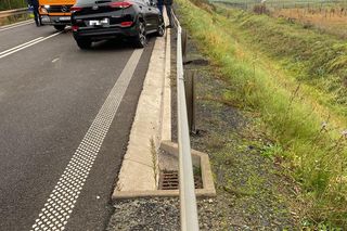 Wypadek między rondami w Lesznie. Zderzyły się dwie osobówki