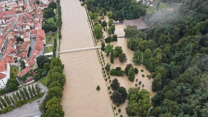 Armagedon pogodowy w całej Polsce, także w woj. śląskim. Zalane posesje, ulice, zerwane mosty. W Słowenii są ofiary śmiertelne