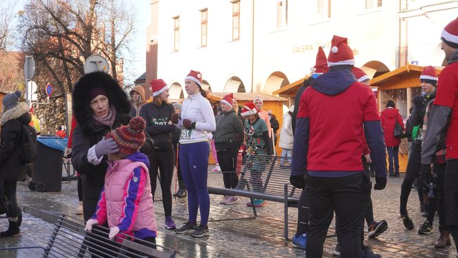 Bieg Mikołajów w Olsztynie. Około 400 osób pobiegło w charytatywnym celu [ZDJĘCIA]