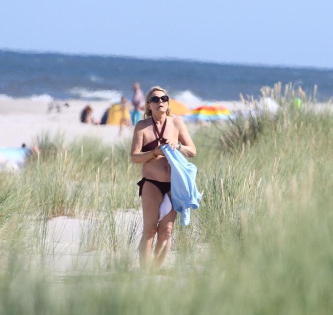 Grażyna Szapołowska i Dorota Goldpoint na plaży 