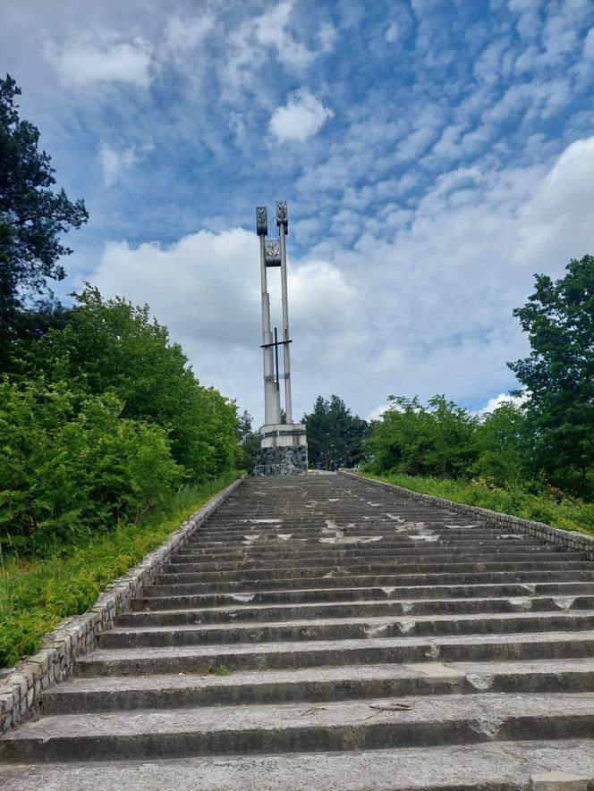 Pomnik w Dolinie Śmierci w Fordonie jest w opłakanym stanie. Jeden z kłosów wygląda na ułamany, a teren jest ogrodzony taśmą