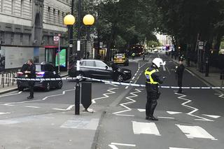 Samochód wjechał w bariery przed parlamentem w Londynie