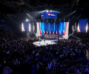 Konwencja KO w Gliwicach. Tusk, Trzaskowski, Protest związkowców i sprzedaż flag Polski i UE