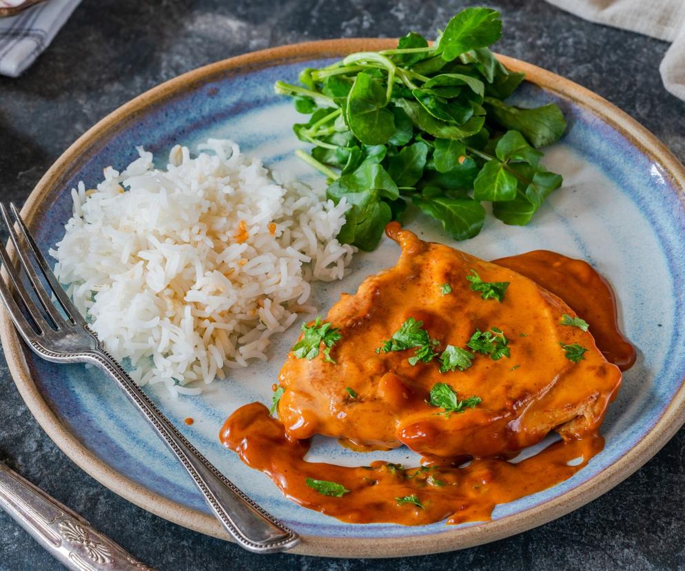 Piersi kurczaka w kremowym sosie z papryką