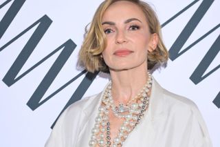 Ania Wyszkoni zadała szyku na pokazie mody. Postawiła na mocne rozcięcie! Nam w oczy rzucił się jej tatuaż