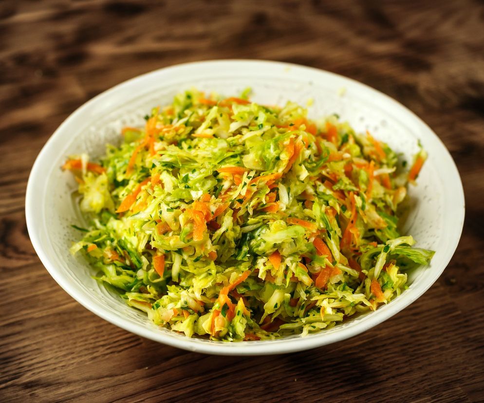 Soczysta surówka z kapusty pekińskiej z ogórkiem kiszonym