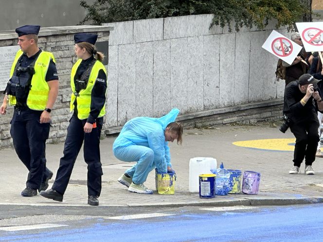 Żółto-niebieska niespodzianka dla rosyjskich dyplomatów. Barwy Ukrainy na asfalcie przed ambasadą Rosji