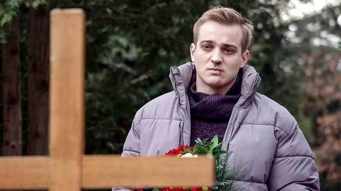 	Pierwsza miłość odc. 3992. Kamil Biały (Igor Paszczyk), grób Ani