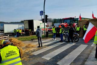 Był wypadek, a karetka przebijała się przez korek na DK 80 blokowanej przez rolników. Tam nie było jak zrobić korytarza życia