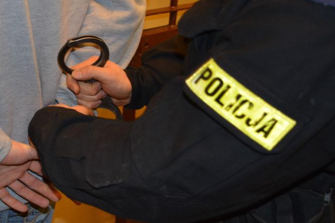 Zatrzymano 53-letniego mieszkańca Gdyni, który kopał z zaparkowany samochód 