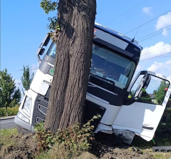 Tragiczny wypadek w Bielanach. Nie żyje kierowca osobówki